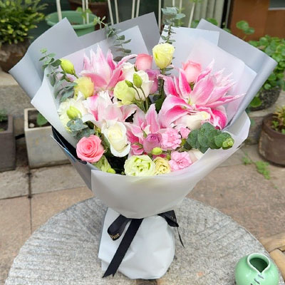 银川9朵玫瑰混搭百合，爱恋纯真无邪