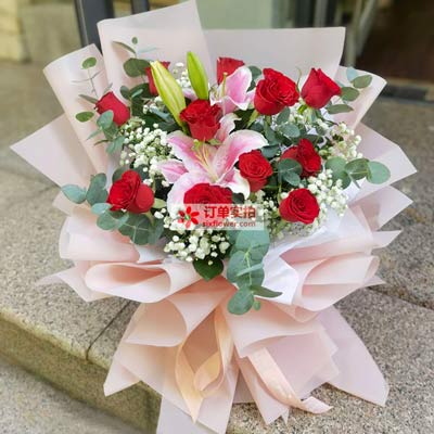 银川11朵红玫瑰百合，全世界里只有一个你